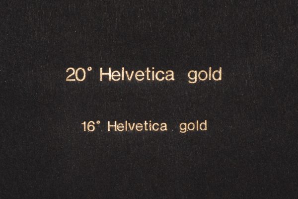 Titelprägung gold Helvetica 20 Grad und 16 Grad
