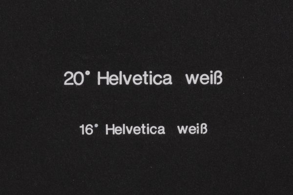 Titelprägung weiß Helvetica 20 Grad und 16 Grad